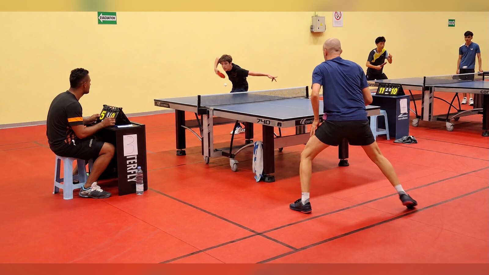 Plusieurs matchs de tennis de table disputés au gymnase des Deux Canons