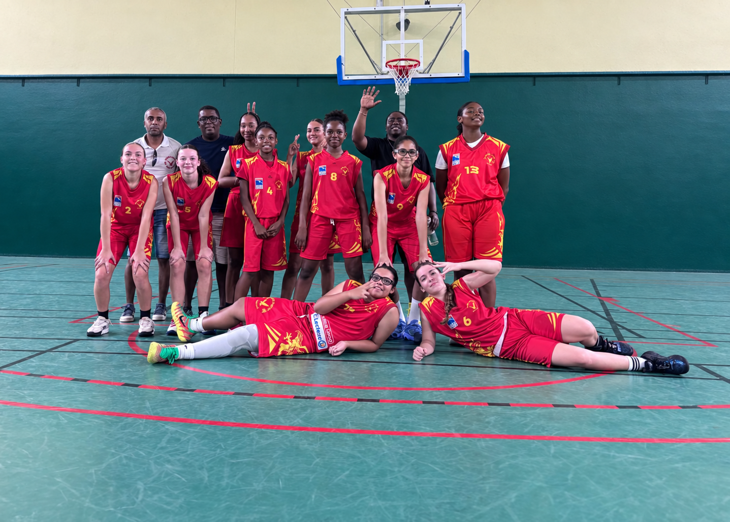 Équipe féminine de basket-ball des Aiglons d’Orient avec ses encadrants au gymnase