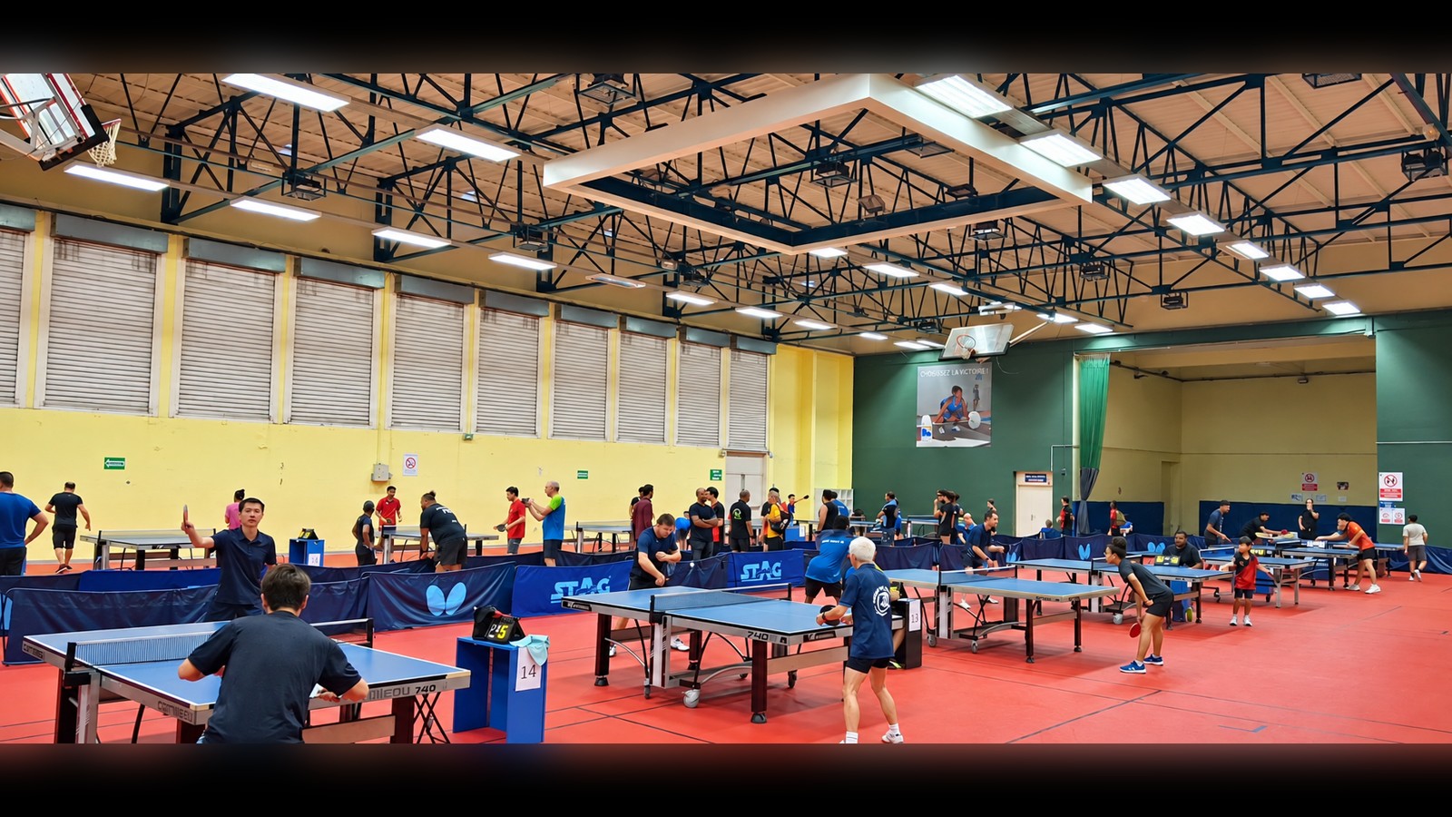 Matchs de tennis de table au gymnase des Deux-Canons pendant le tournoi des Aiglons