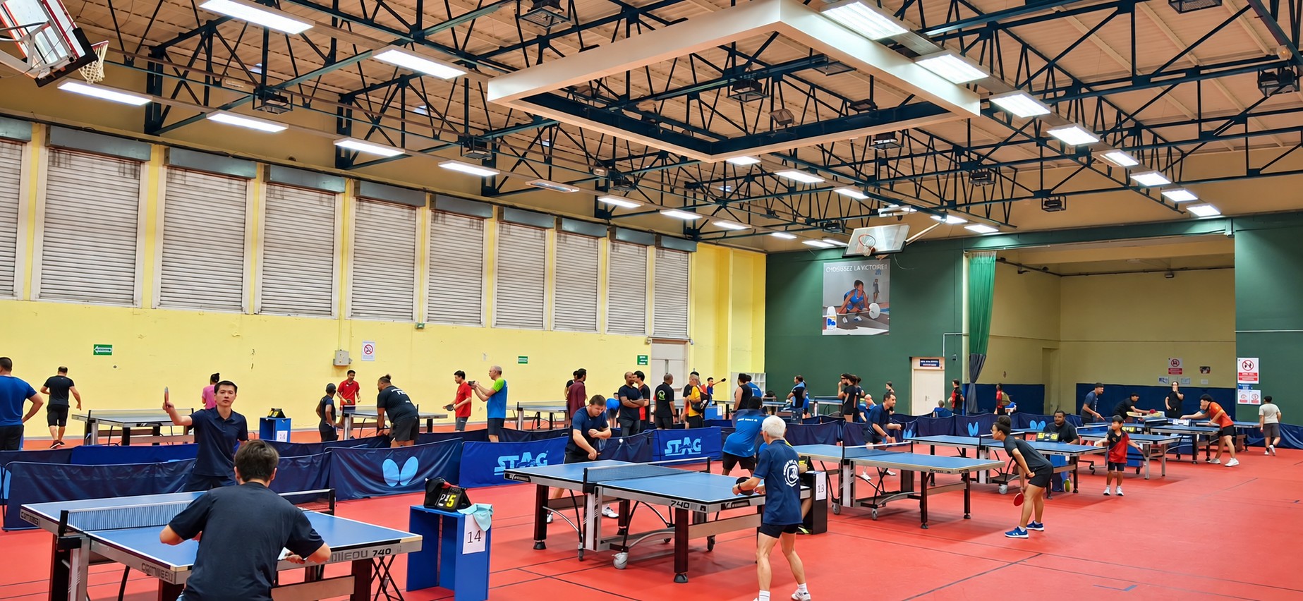 Matchs de tennis de table au gymnase des Deux-Canons pendant le tournoi des Aiglons